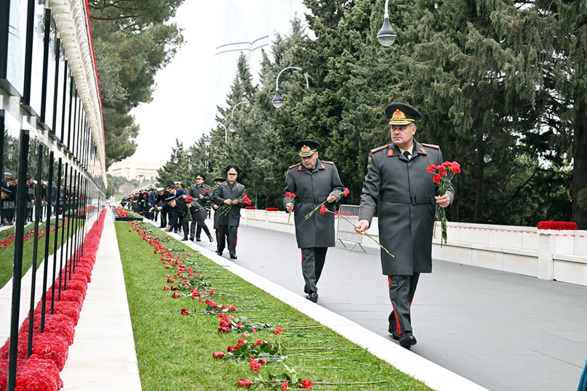 Müdafiə Nazirliyinin rəhbərliyi Şəhidlər xiyabanını ziyarət edib